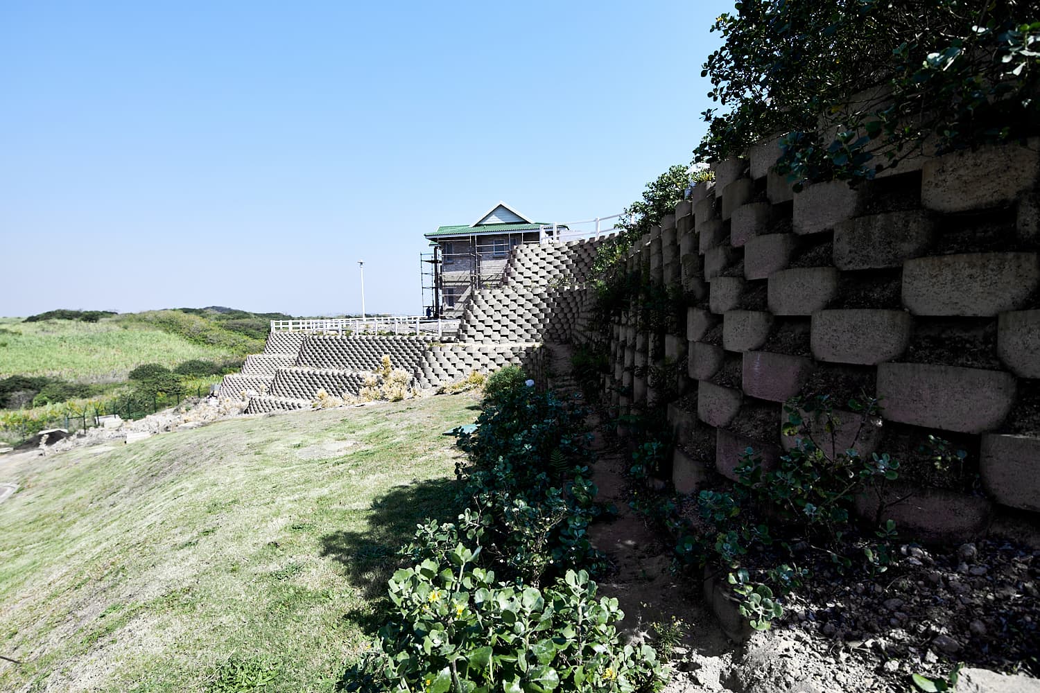 Corobrik extends its GEOLOK retaining wall system