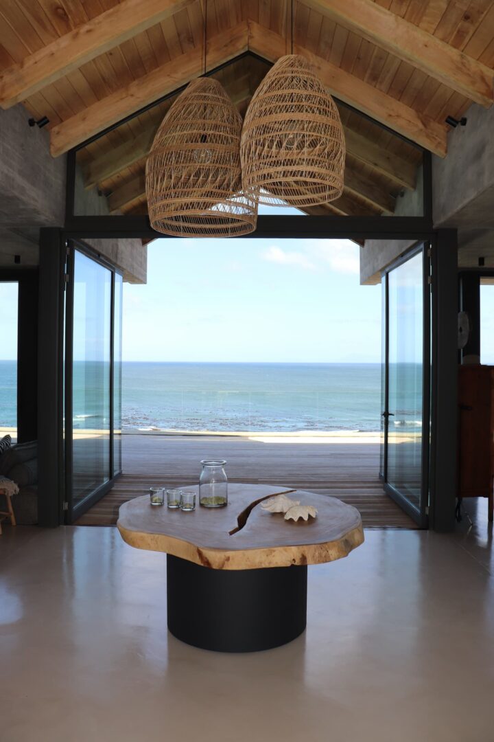 Steel doors and windows for an uninterrupted ocean view